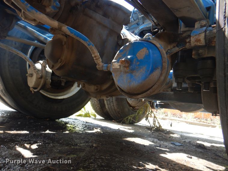 image for item JY9833 2013 Mack CXU613  semi truck