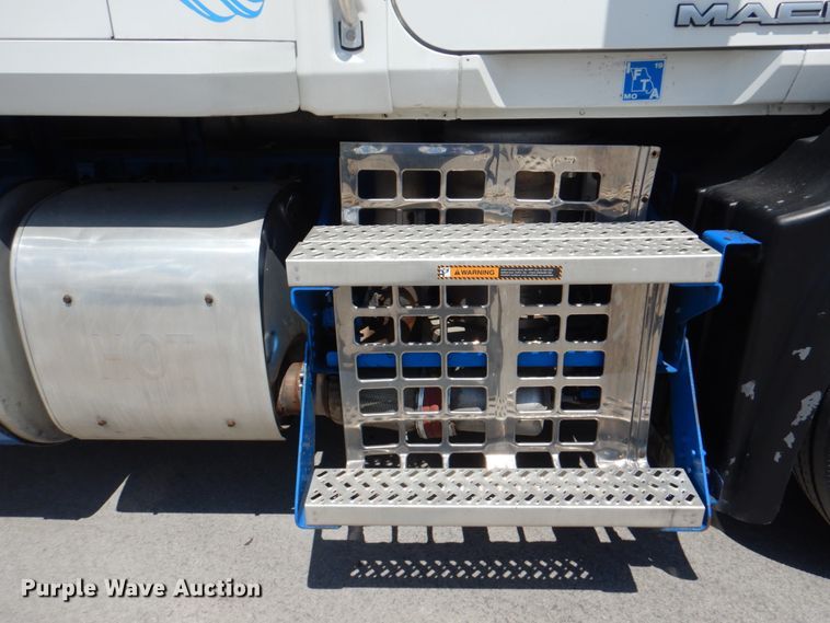 image for item JY9833 2013 Mack CXU613  semi truck