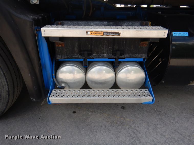 image for item JY9833 2013 Mack CXU613  semi truck