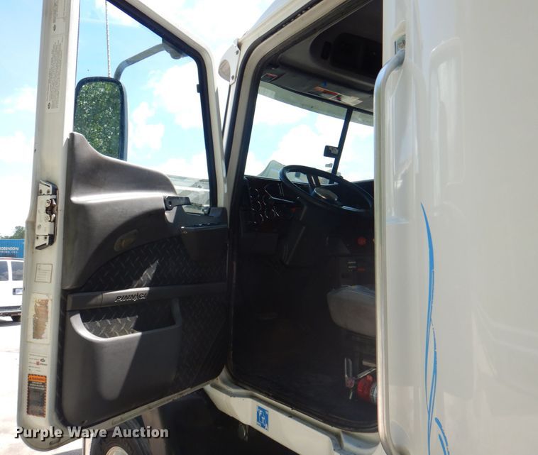 image for item JY9833 2013 Mack CXU613  semi truck