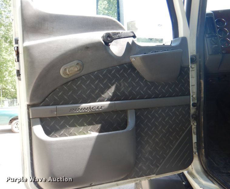 image for item JY9833 2013 Mack CXU613  semi truck