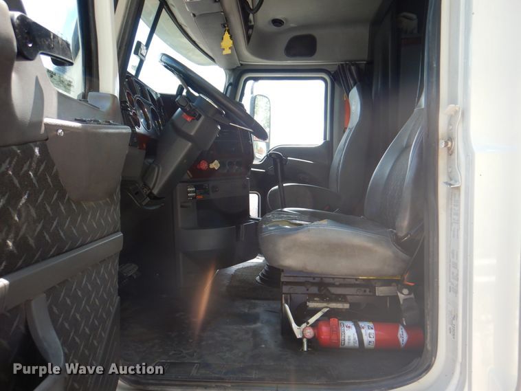 image for item JY9833 2013 Mack CXU613  semi truck