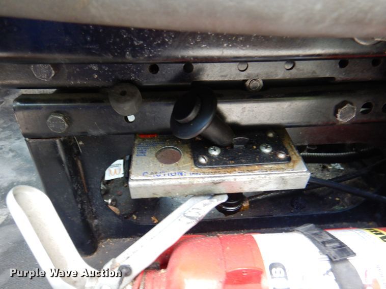 image for item JY9833 2013 Mack CXU613  semi truck