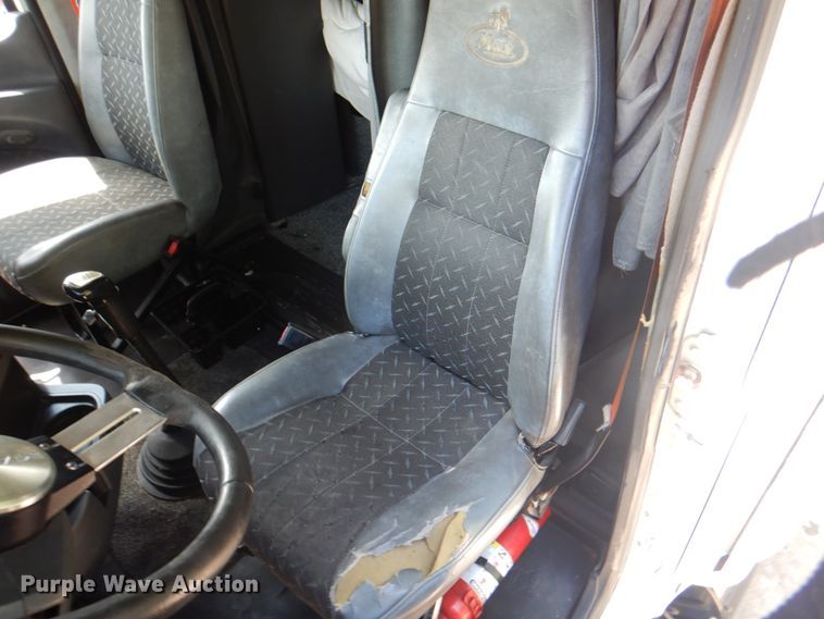 image for item JY9833 2013 Mack CXU613  semi truck