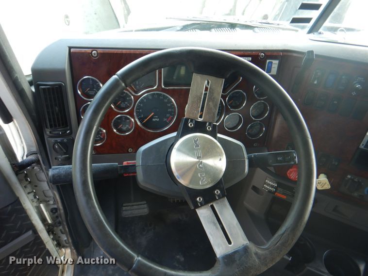 image for item JY9833 2013 Mack CXU613  semi truck