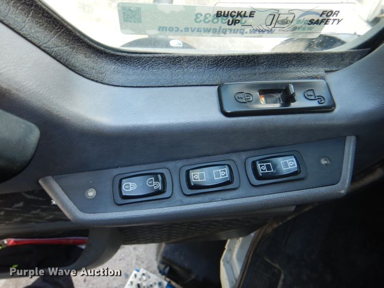 image for item JY9833 2013 Mack CXU613  semi truck