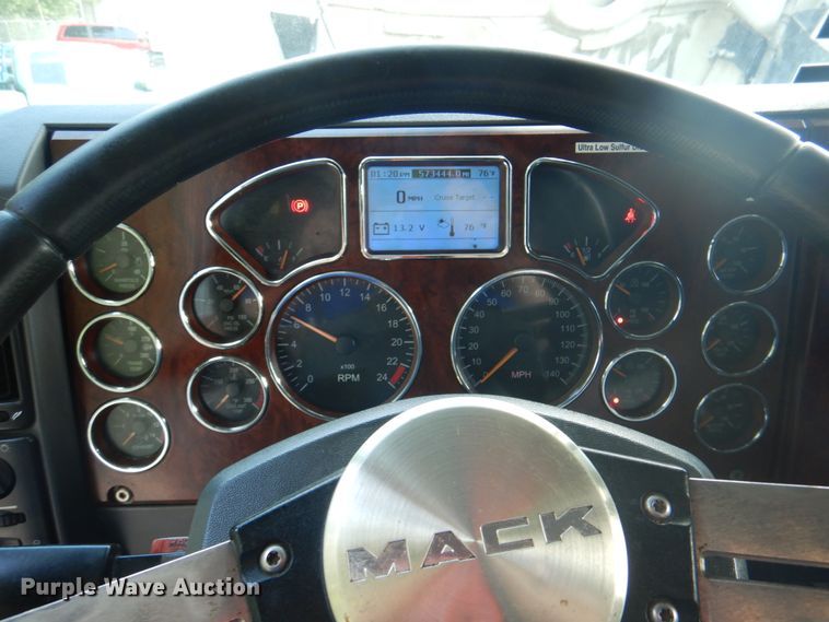 image for item JY9833 2013 Mack CXU613  semi truck