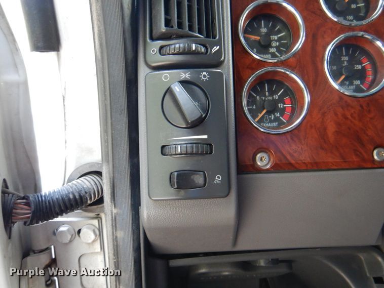 image for item JY9833 2013 Mack CXU613  semi truck