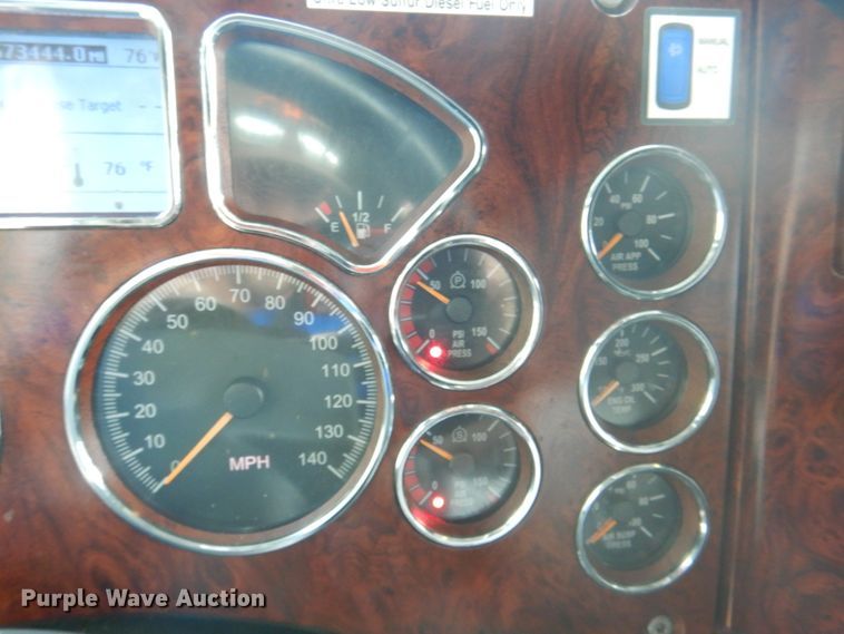 image for item JY9833 2013 Mack CXU613  semi truck