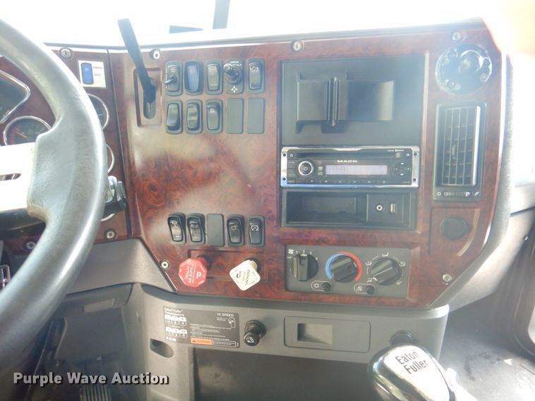 image for item JY9833 2013 Mack CXU613  semi truck