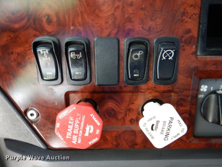 image for item JY9833 2013 Mack CXU613  semi truck