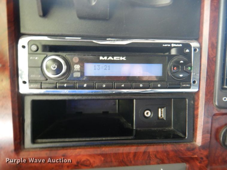 image for item JY9833 2013 Mack CXU613  semi truck