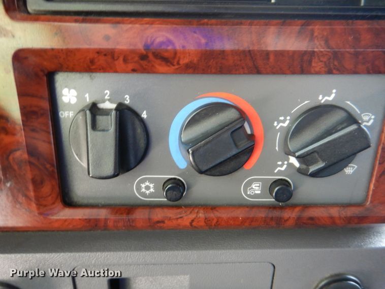 image for item JY9833 2013 Mack CXU613  semi truck