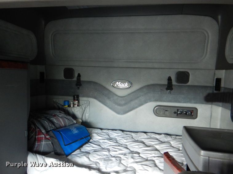 image for item JY9833 2013 Mack CXU613  semi truck