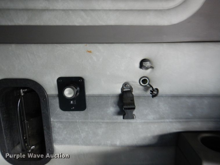 image for item JY9833 2013 Mack CXU613  semi truck