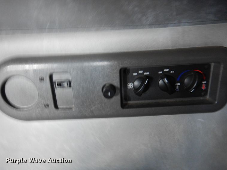 image for item JY9833 2013 Mack CXU613  semi truck