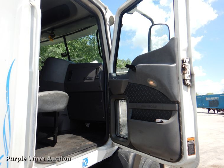 image for item JY9833 2013 Mack CXU613  semi truck