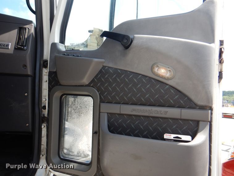 image for item JY9833 2013 Mack CXU613  semi truck