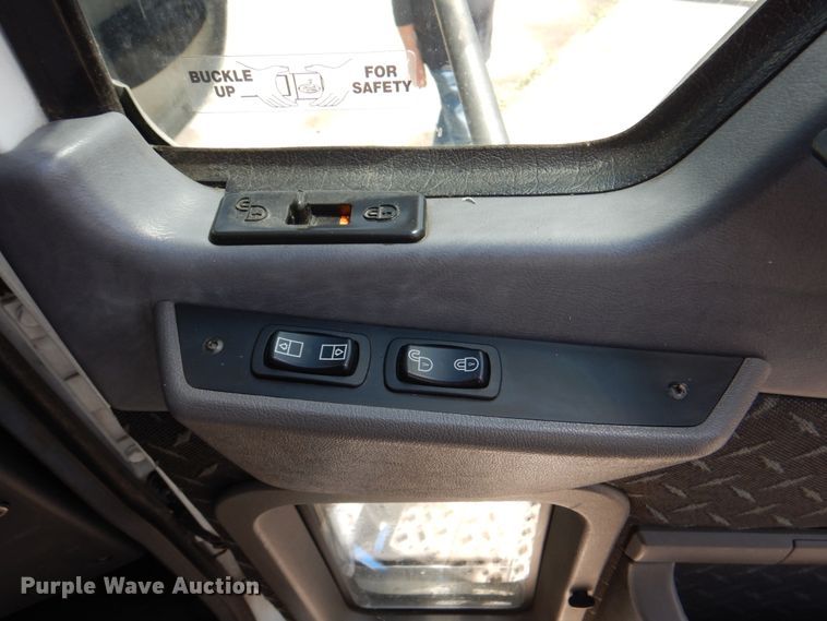 image for item JY9833 2013 Mack CXU613  semi truck