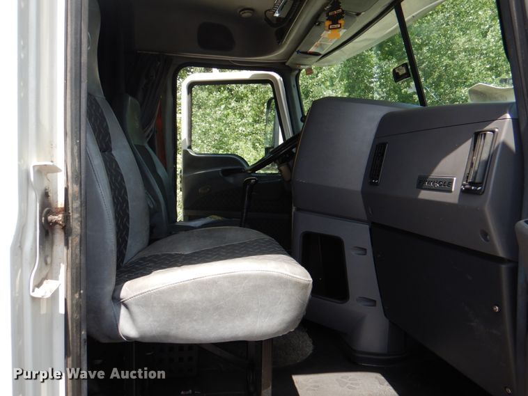 image for item JY9833 2013 Mack CXU613  semi truck