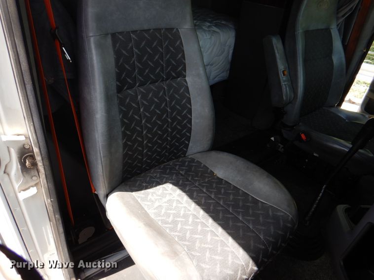 image for item JY9833 2013 Mack CXU613  semi truck