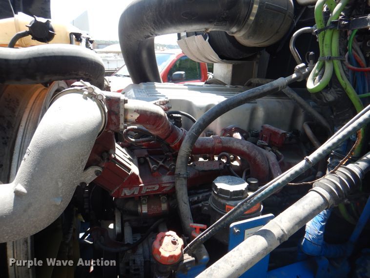 image for item JY9833 2013 Mack CXU613  semi truck