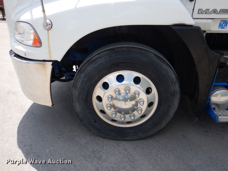 image for item JY9833 2013 Mack CXU613  semi truck