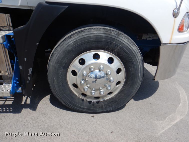 image for item JY9833 2013 Mack CXU613  semi truck