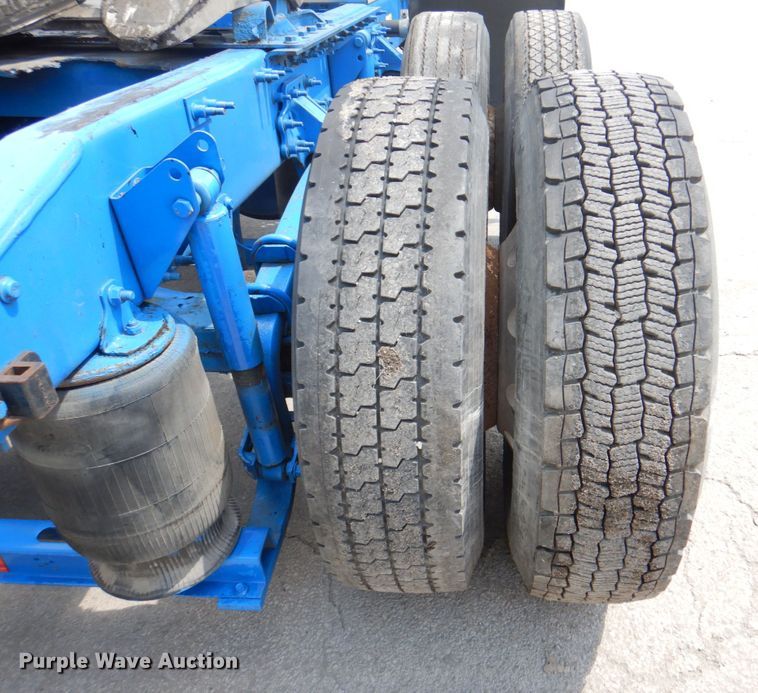 image for item JY9833 2013 Mack CXU613  semi truck