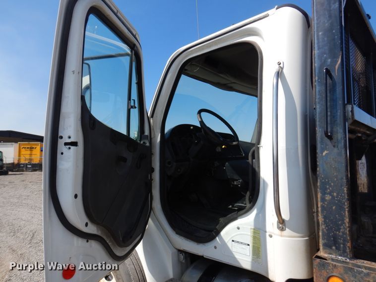 image for item KA9000 2005 Freightliner Business Class M2  rollback truck