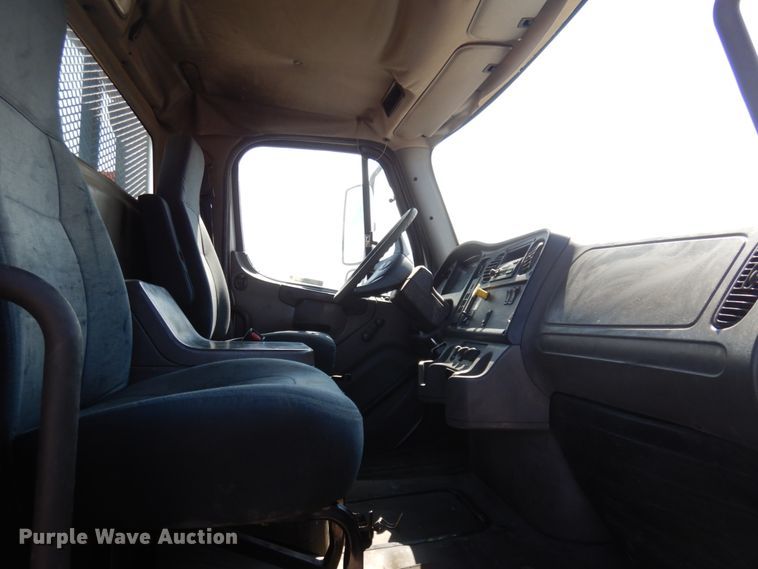 image for item KA9000 2005 Freightliner Business Class M2  rollback truck