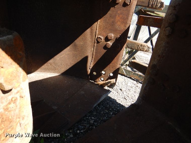 image for item DL8922 (2) clamshell buckets