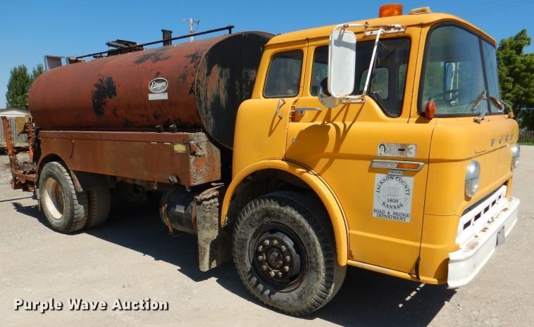 image for item DL8923 1982 Ford 800  oil distributor truck