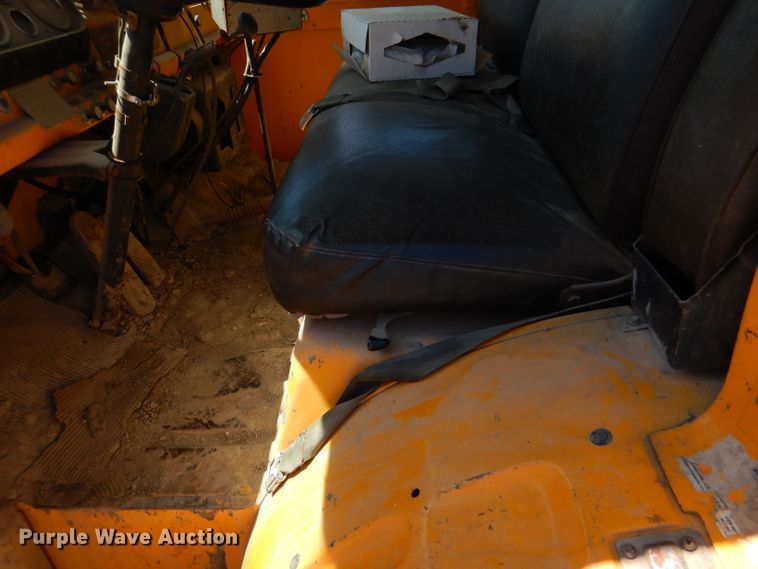 image for item DL8923 1982 Ford 800  oil distributor truck