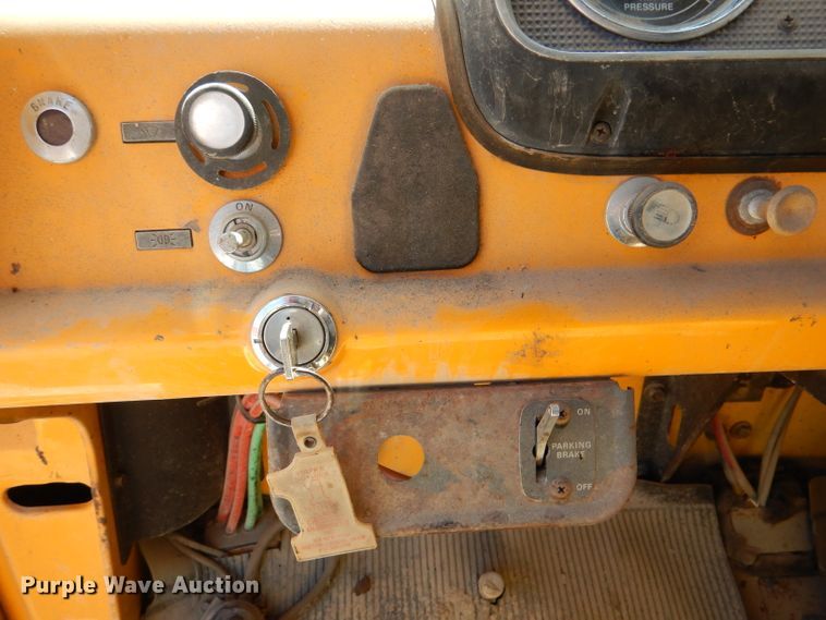 image for item DL8923 1982 Ford 800  oil distributor truck