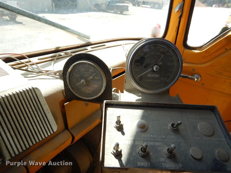 image for item DL8923 1982 Ford 800  oil distributor truck