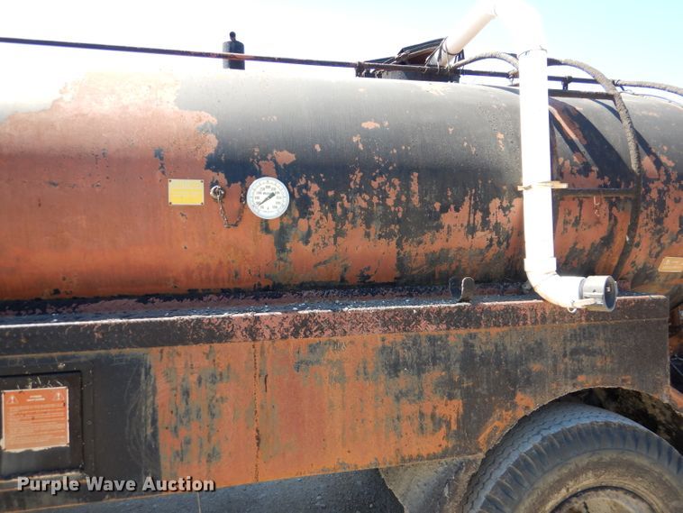 image for item DL8923 1982 Ford 800  oil distributor truck