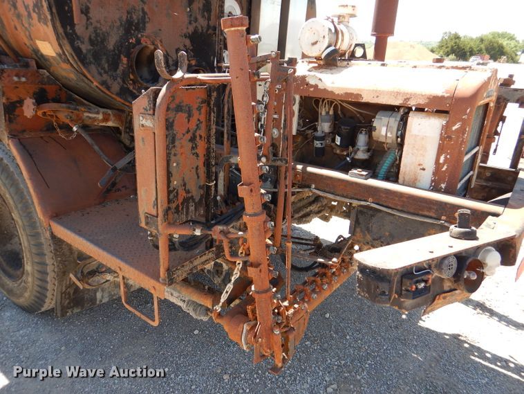 image for item DL8923 1982 Ford 800  oil distributor truck