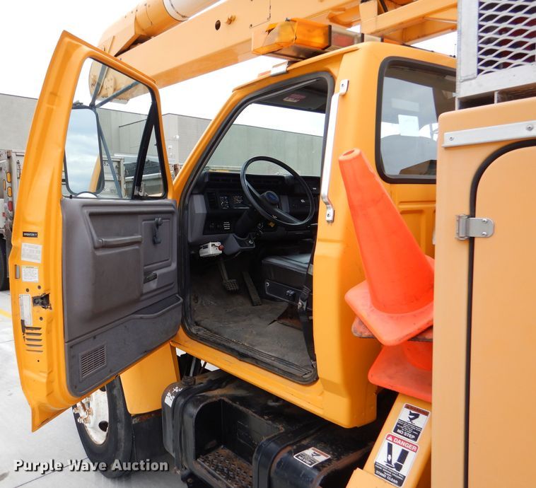 image for item DM0002 1997 Ford F800  bucket truck