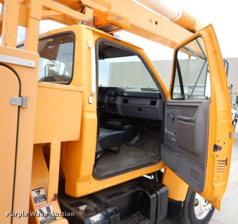 image for item DM0002 1997 Ford F800  bucket truck