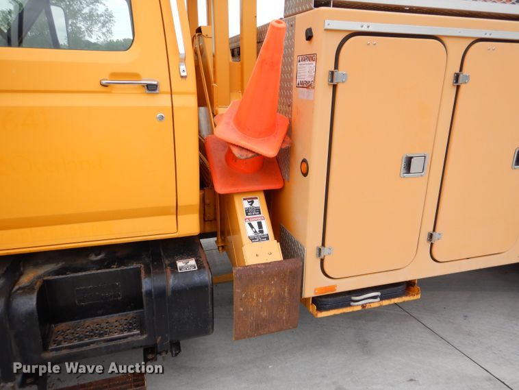 image for item DM0002 1997 Ford F800  bucket truck
