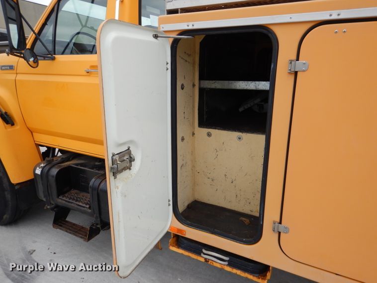 image for item DM0002 1997 Ford F800  bucket truck