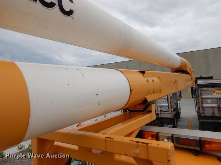 image for item DM0002 1997 Ford F800  bucket truck