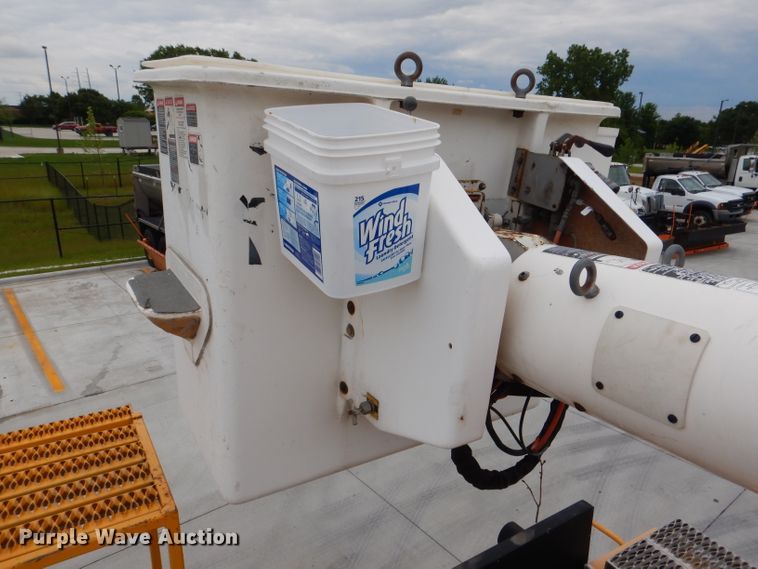 image for item DM0002 1997 Ford F800  bucket truck