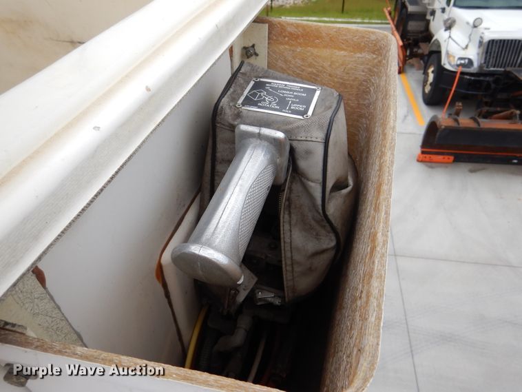 image for item DM0002 1997 Ford F800  bucket truck