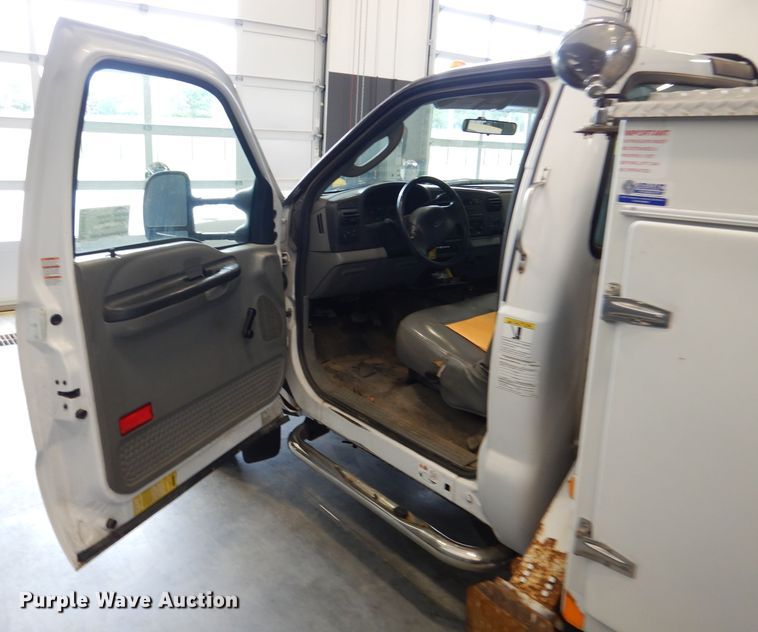 image for item DM0014 2006 Ford F550 XL  bucket truck