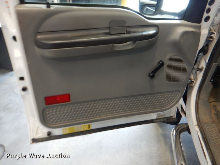 image for item DM0014 2006 Ford F550 XL  bucket truck