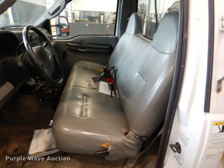 image for item DM0014 2006 Ford F550 XL  bucket truck