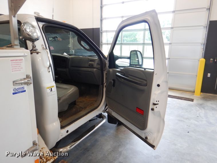 image for item DM0014 2006 Ford F550 XL  bucket truck