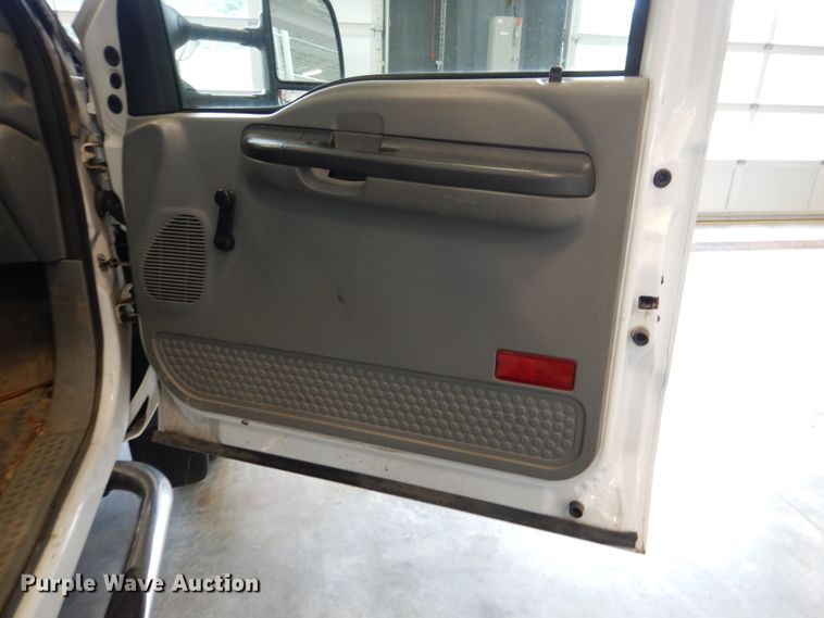 image for item DM0014 2006 Ford F550 XL  bucket truck